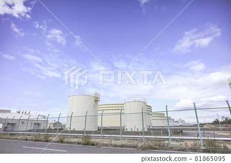 Oil storage facility Crude oil tank at an oil storage base 81865095