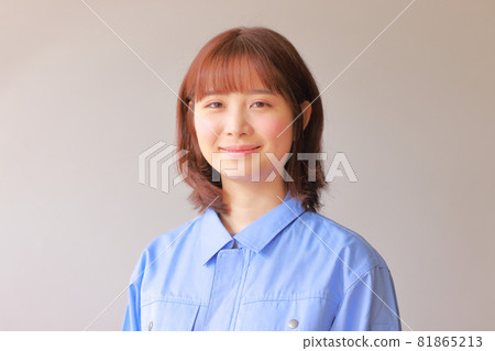 穿著微笑制服的女人 穿著微笑制服的女人 81865213