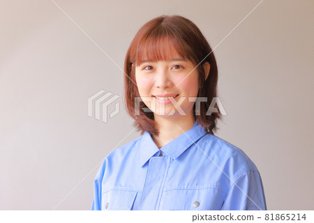 穿著微笑制服的女人 81865214