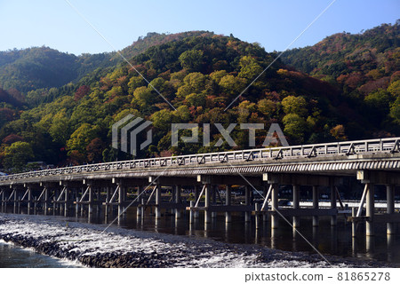 秋葉季節的嵐山渡月橋-1 秋葉季節的嵐山渡月橋-1 81865278