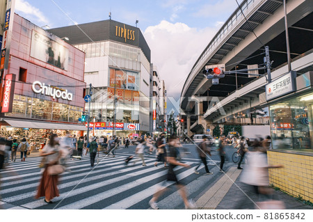 Cityscape and traffic near the Sangenjaya station square intersection in the evening Setagaya-ku, Tokyo 81865842