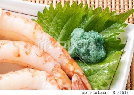 附在牡丹蝦生魚片上的牡丹蝦卵特寫。 81866333