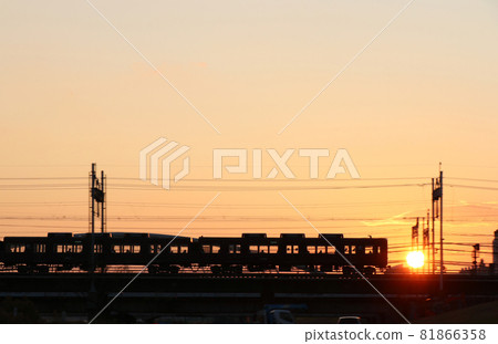 Yodogawa Iron Bridge on the Hankyu Kyoto Line Sunset Silhouette Yodogawa Iron Bridge on the Hankyu Kyoto Line Sunset Silhouette 81866358