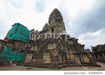 柬埔寨暹粒，2010 年正在修復的世界遺產地吳哥窟遺址中央神社 81866604