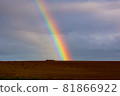雨後的彩虹和風景 圖庫照片 81866922