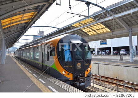 香川8600系列特快潮風在JR高松站停靠 81867205