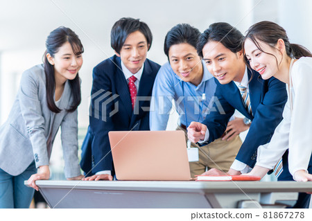 看計算機的年輕商人 81867278