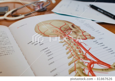 檢查頭骨上的醫學書籍 81867626