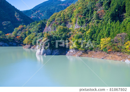 神那湖湖畔，金比羅橋的風景，秋天的風景，紅葉季節 81867802