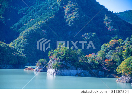 Lake Kanna Lakeside, scenery from Kinbira Bridge, autumn scenery, autumn leaves season 81867804