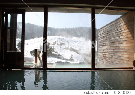 早上萬座溫泉露天浴池的風景 81868125