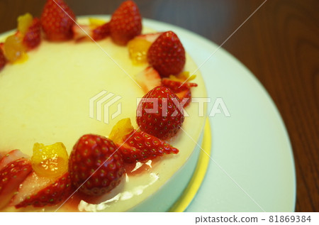 Strawberry and yuzu cake Strawberry and yuzu cake 81869384