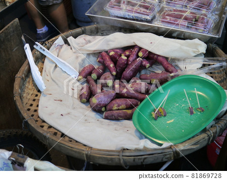 Traditional market 81869728