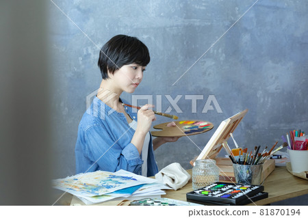 Woman drawing a picture Woman drawing a picture 81870194