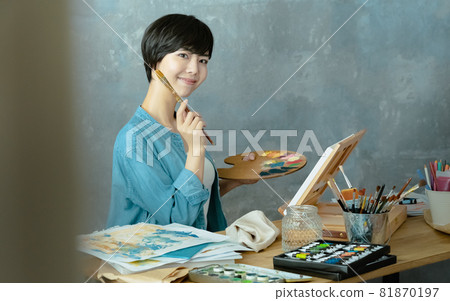 Woman drawing a picture Woman drawing a picture 81870197