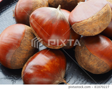 Chestnut fruit Chestnut fruit 81870227