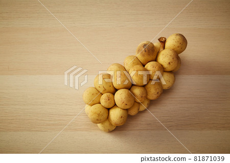Clusters of fresh Longkong or Langsat or Duku Clusters of fresh Longkong or Langsat or Duku 81871039