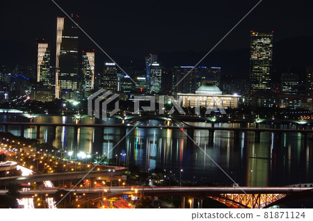 Night view of Hangang, Seoul, South Korea 81871124