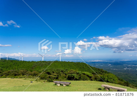 三重縣津市青山高原山頂的風力發電設施 81871876