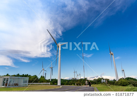 三重縣津市青山高原山頂的風力發電設施 81871877