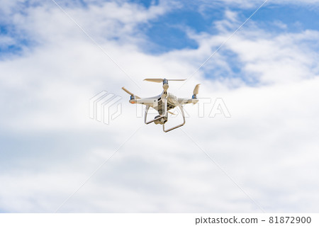 無人機和藍天 無人機和藍天 81872900