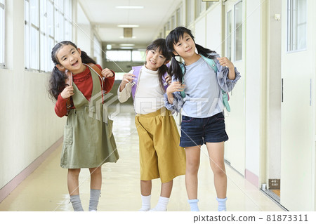 在學校走廊裡背書包的女孩 在學校走廊裡背書包的女孩 81873311