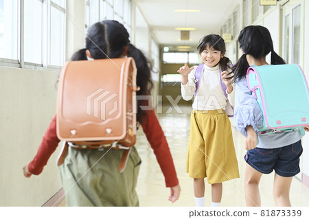 在學校走廊裡背書包的女孩 在學校走廊裡背書包的女孩 81873339