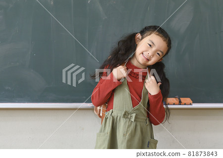 小學生在教室的黑板前打招呼 小學生在教室的黑板前打招呼 81873843