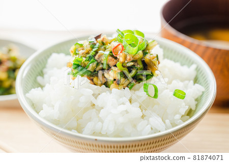 Put it on rice 81874071