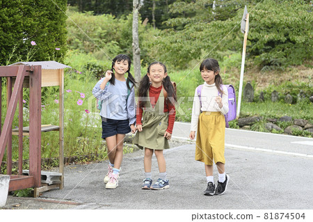 走在學校路上的小學生 走在學校路上的小學生 81874504