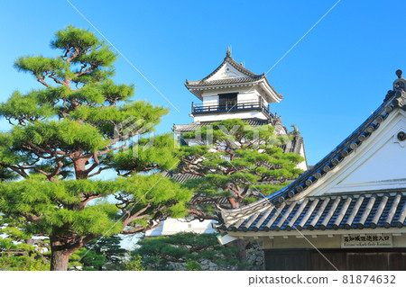 [高知縣] 晴空下的高知城天守閣（本丸） 81874632