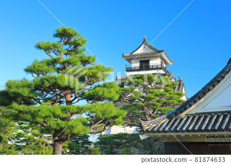 [高知縣] 晴空下的高知城天守閣（本丸） 81874633