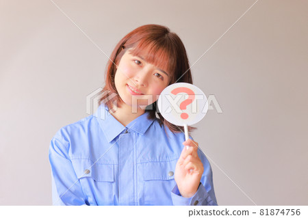 A uniform woman with a look that is worried about holding a Hatena plate 81874756