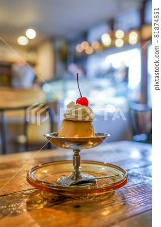 custard pudding 81874851