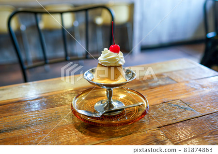 custard pudding 81874863