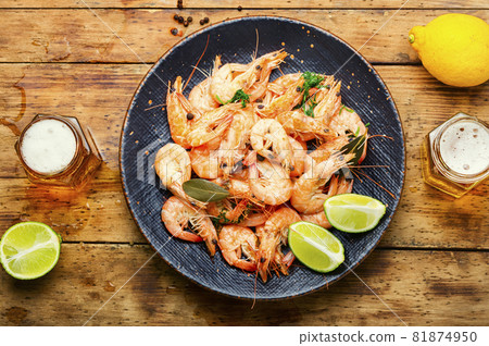Boiled shrimp and light beer 81874950