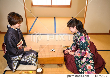 下圍棋的女性 81875327