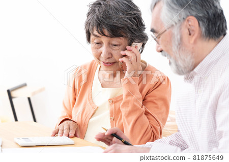 Senior couple end-of-life smartphone consultation Senior couple end-of-life smartphone consultation 81875649