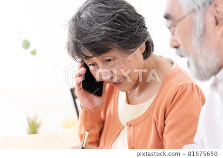 Senior couple end-of-life smartphone consultation Senior couple end-of-life smartphone consultation 81875650