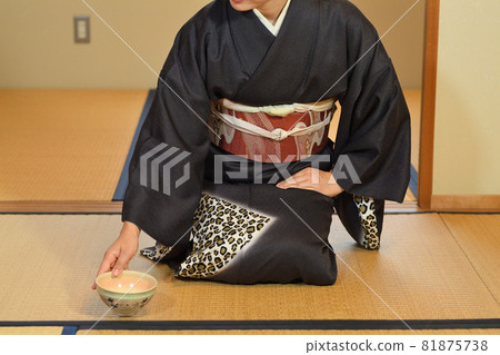 Tea ceremony classroom, a woman in a kimono 81875738