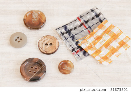 使用手工鈕扣和織物 81875801