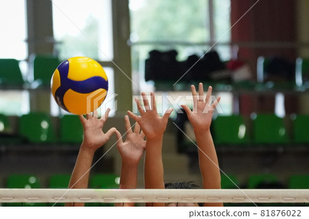 近網擋排球的瞬間 81876022