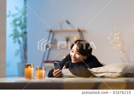 Middle women winter relaxing smartphone 81876219