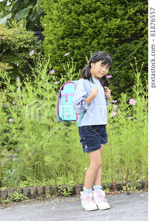 小學女生畫像 81876557