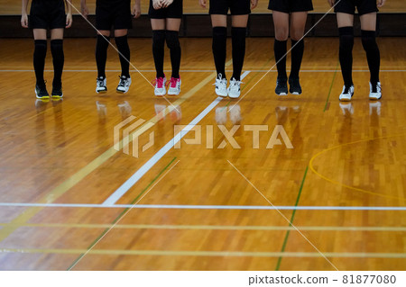 比賽開始時，排球運動員為球隊鼓掌和鼓舞 81877080