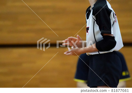 Volleyball player clapping hands to inspire the team 81877081