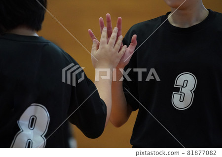 通過更換球員聯手的排球運動員 81877082