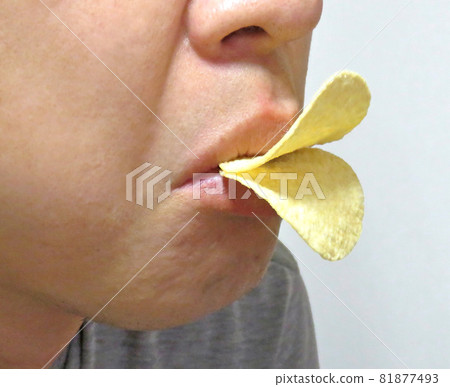 一個拿著薯片的男人 81877493