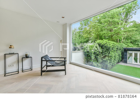 A cozy and spacious room in a luxury house 81878164