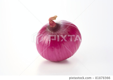 Clean purple onions, red onions, early red, and red onions on a white background 81878366